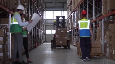 İş sırasında çeşitli depo personeli ve makineler