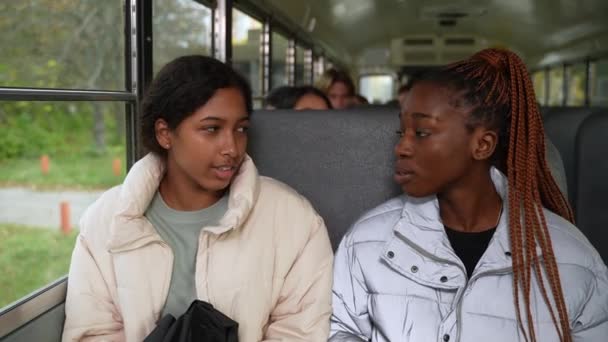 Amistosas colegialas multirraciales montando autobús escolar — Vídeo de stock