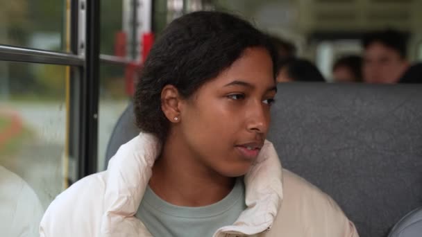 Menina indiana bonito falando com colega de classe no ônibus escolar — Vídeo de Stock