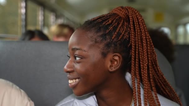 漂亮的非洲裔美国女孩在校车上说话 — 图库视频影像