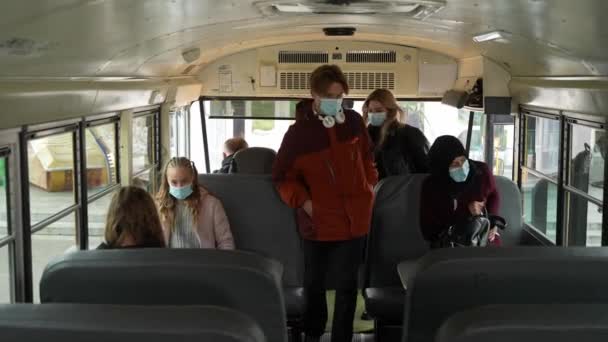 Πολυφυλετικές έφηβες με μάσκες προσώπου που μπαίνουν στο σχολείο — Αρχείο Βίντεο
