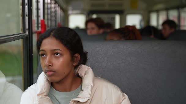 Cansado mestiço estudante equitação ônibus após estudo — Vídeo de Stock