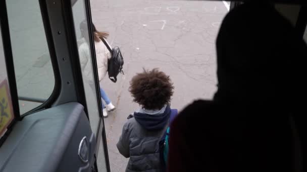 Maszkos, többnemzetiségű tizenévesek szállnak le az iskolabuszról — Stock videók