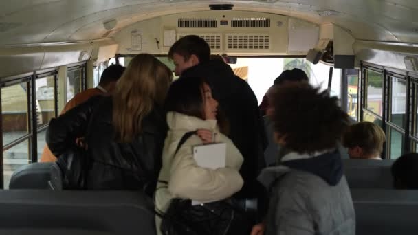 Мультиэтнические подростки покидают школьный автобус — стоковое видео
