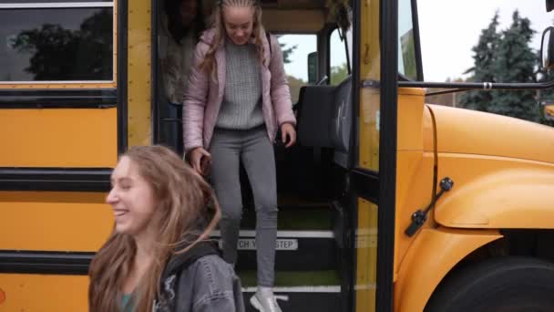 Estudiantes multiétnicos corriendo por las puertas del autobús escolar — Vídeos de Stock