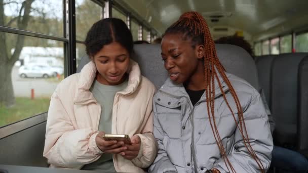 Alegre multinacional amigos cabalgando autobús escolar — Vídeos de Stock