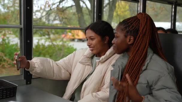 Joyful diversas meninas tomando selfie no ônibus escolar — Vídeo de Stock