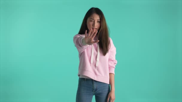 Недовольная Азиатская Девушка Активно Качает Головой Закрывая Глаза Протягивая Руку — стоковое видео