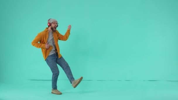 Šťastný Emocionální Muž Nosí Brýle Sluchátka Pohybující Rockové Hudbě Představovat — Stock video