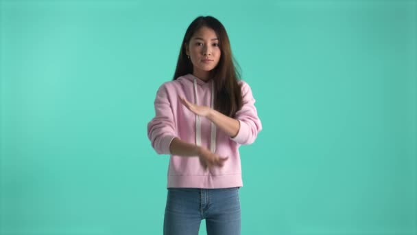 Ung Asiatisk Kvinna Skakar Huvudet Och Korsar Händerna Stop Gest — Stockvideo