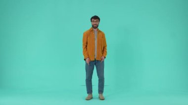 Gözlüklü olumlu sakallı adam jestleri olan alıcıları davet ediyor ve sembolik olarak seçim yapmayı, reklamcılığı, online alışveriş kavramını sembolik olarak sunan tabancalar gibi yan yana gösteriyor.