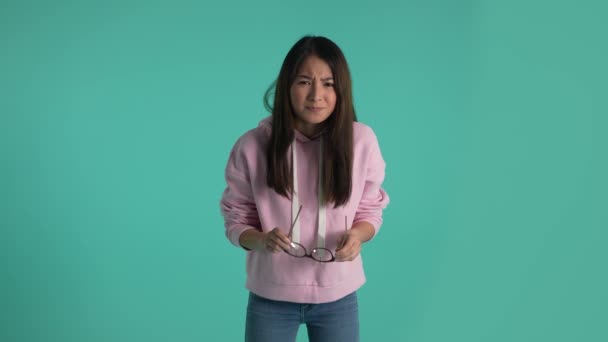 Chica Asiática Con Mala Visión Mirando Cámara Regocijándose Después Ponerse — Vídeo de stock