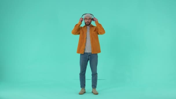 Joyeux Homme Barbu Portant Des Lunettes Portant Des Écouteurs Jouant — Video