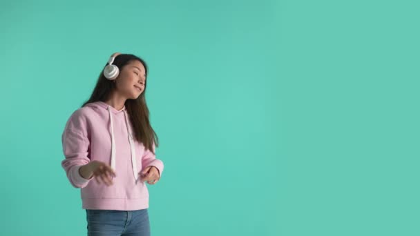 Jovem Feliz Ouvindo Música Fones Ouvido Dançando Isolado Fundo Estúdio — Vídeo de Stock