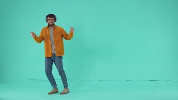 Uomo Barbuto Sorridente Che Indossa Occhiali Ascoltando Ritmi Musica Cuffia — Video Stock