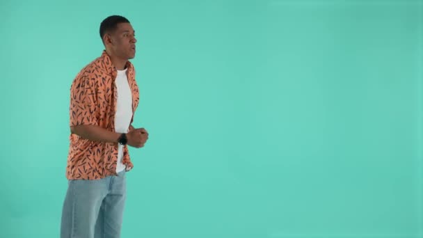 Expressieve Afro Amerikaanse Man Loopt Dezelfde Plek Loopt Laat Versnelt — Stockvideo