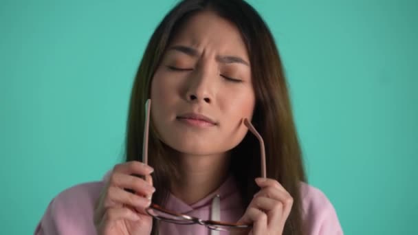 Close Van Jonge Aziatische Vrouw Met Slecht Gezichtsvermogen Die Een — Stockvideo