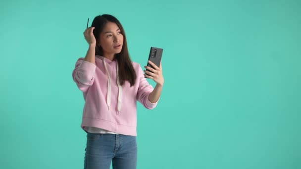 Tankeväckande Asiatisk Flicka Som Håller Smartphone Och Använder Stylus Samtidigt — Stockvideo