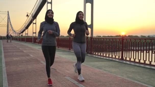 Dua Teman Aktif Yang Cocok Mengenakan Jilbab Dan Memakai Pakaian — Stok Video