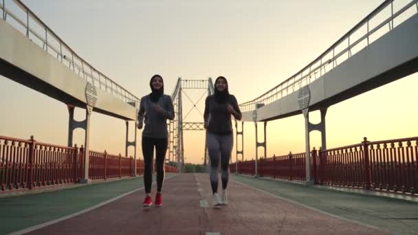 Zwei Sportliche Kollegen Hijabs Und Sportkleidung Laufen Frühmorgens Über Die Stock-Filmmaterial