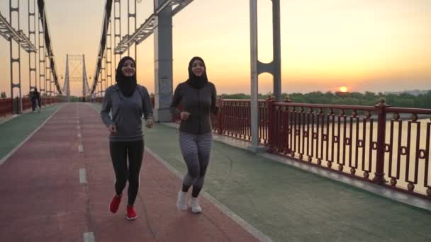녘에는 포오츠 다리를 건너는 여인들이 Fit Arab Joggers 저녁에 활동적 — 비디오