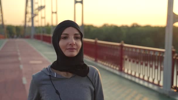 Primer Plano Una Mujer Árabe Bastante Deportiva Usando Hijab Corriendo — Vídeos de Stock