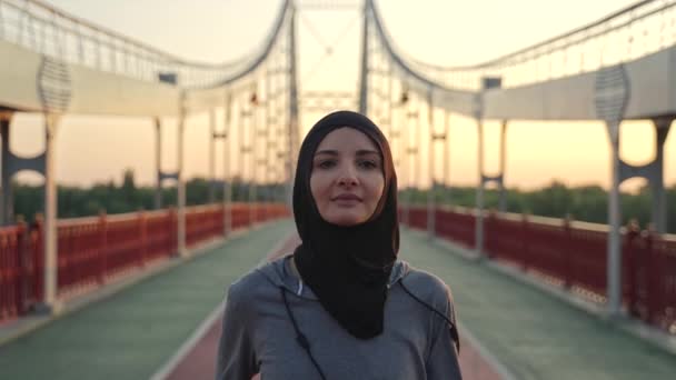 Nahaufnahme Einer Attraktiven Durchtrainierten Muslimin Hijab Beim Morgendlichen Jogging Training — Stockvideo