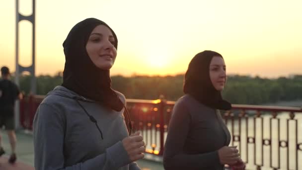 Detailní Záběr Sportovních Muslimek Hijabech Sportovních Šatech Běžících Lávce Při — Stock video