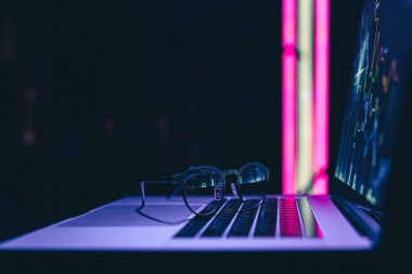 Şifreleme grafiği cihazda bilgisayar bilgisayarı olarak Bitcoin grafiği, evde akıllı telefon olarak. Genç para yatırım kavramları.