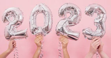 Mutlu yıllar 2023 kutlamaları. Gümüş folyo balonları. Pembe arka planda 2023 numara..