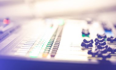 Ses karıştırıcı. Profesyonel ses karıştırma konsol ışıkları, düğmeler, Fader ve sürgü ile.