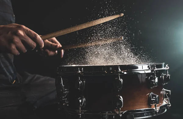 Baterista Usando Bastões Tambor Batendo Tambor Snare Com Água Espirrando — Fotografia de Stock