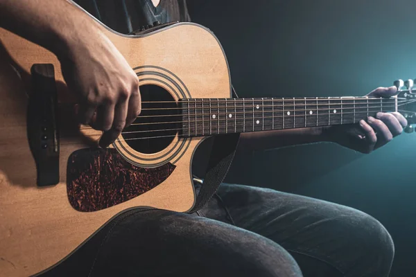 Närbild Man Som Spelar Akustisk Gitarr Mörkret Med Scenbelysning — Stockfoto