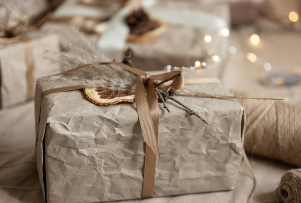 Primer Plano Una Caja Regalo Navidad Decorada Con Flores Secas —  Fotos de Stock