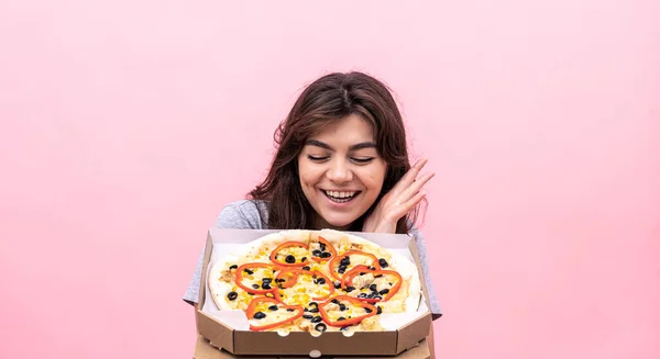 Neşeli Kız Iştah Açıcı Bir Şekilde Taze Pişmiş Pizzaya Bakar — Stok fotoğraf