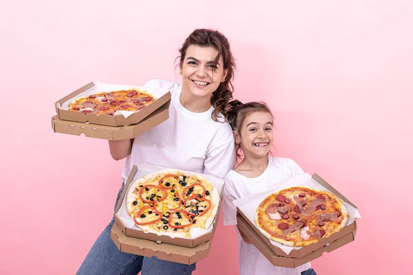 분홍색 배경으로 배달하기 상자에 피자를 소녀와 여동생 — 스톡 사진