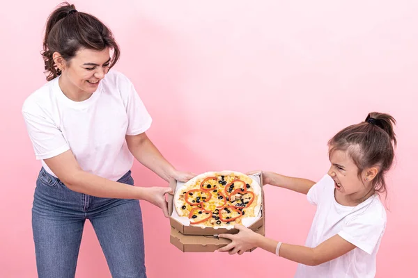 Una Niña Toma Pizza Una Hermana Adulta Las Niñas Pueden — Foto de Stock