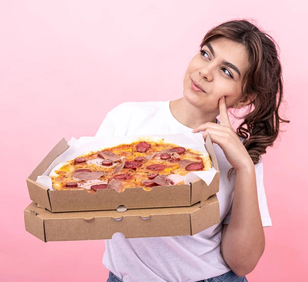 Menina Pensativa Bonito Com Uma Caixa Pizza Para Entrega Fundo — Fotografia de Stock
