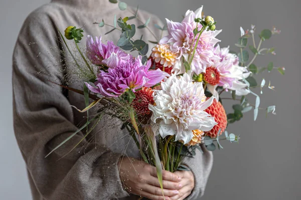 女性の手で菊の花と明るいお祝いの花束 明るい花の配置 — ストック写真