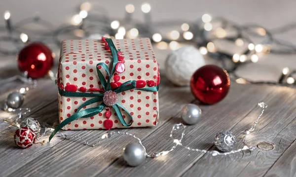 Fondo Navidad Con Caja Regalo Cerca Superficie Madera Bolas Navidad —  Fotos de Stock