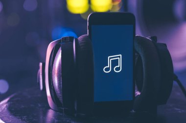 Telefon ve müzik ikonu ile müzik arkaplanı, modern teknoloji konsepti, müzik dinlemek.