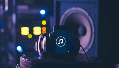 Telefon ve müzik ikonu ile müzik arkaplanı, modern teknoloji konsepti, müzik dinlemek.