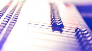 Kapat, ses müzik karıştırıcı kontrol paneli bulanık arkaplanda.