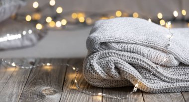 Bulanık arkaplanda örülmüş ögelerle dolu samimi kış kompozisyonu Bokeh, kopyalama alanı.