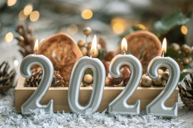 2022 sayıları şeklinde mumların yakın plan Noel dekoru ve bokeh ile bulanık arkaplanı..