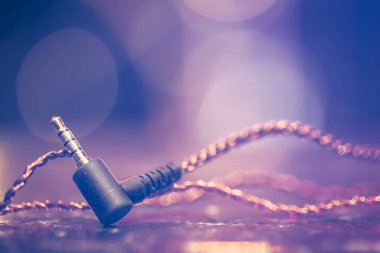 Müzik arkaplanı kulaklıklı, yakın plan, güzel ışıklandırmalı..