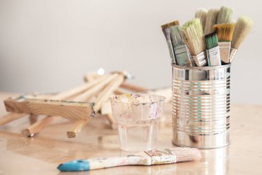 Bir atölyede, teneke bir kutuda resim yapmak için kullanılan fırçalar, bulanık arka plan, kopyalama alanı.