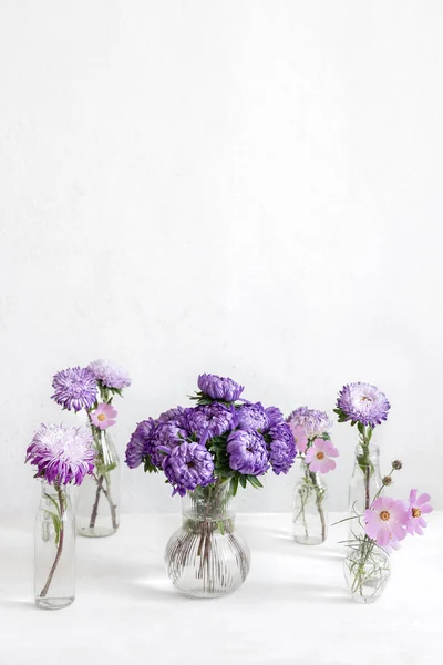 Composición Primaveral Con Flores Crisantemo Jarrones Vidrio Sobre Fondo Blanco — Foto de Stock