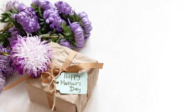 母の日のお祝いの背景にギフトボックスと白の背景に新鮮な菊の花 コピースペース — ストック写真