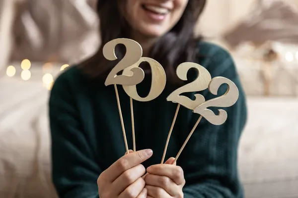 Close Números Madeira 2022 Paus Nas Mãos Uma Menina Fundo — Fotografia de Stock